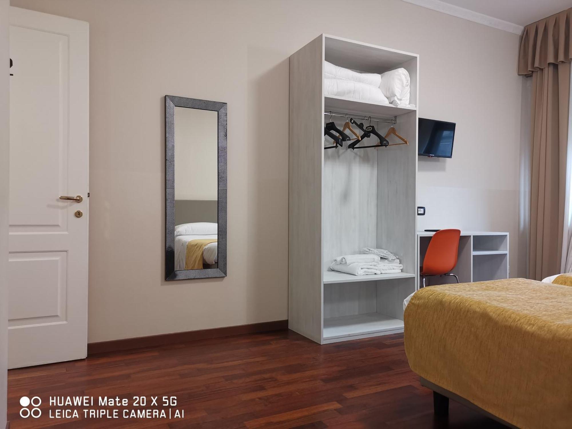 Guesthouse Central Station Group - Via Sammartini 15 Milan Bagian luar foto